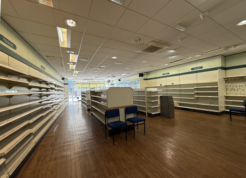 Lot: 42 - SUBSTANTIAL FREEHOLD FORMER PHARMACY WITH EXTENSIVE COMMERCIAL ACCOMMODATION - Shop interior